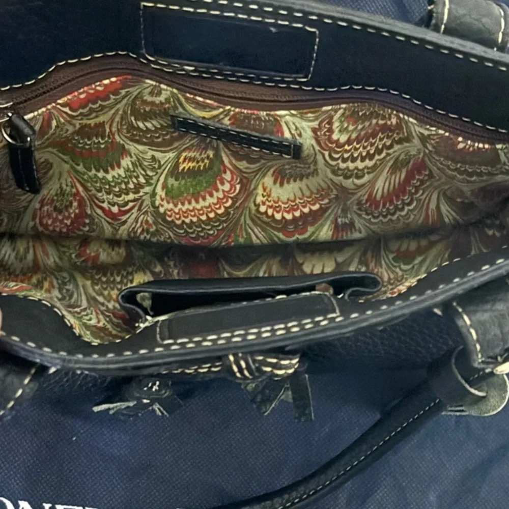 Dooney & Bourke Black Pebbled Leather Shouder Bag with Blue Duck Hangtag - Picture 7 of 11